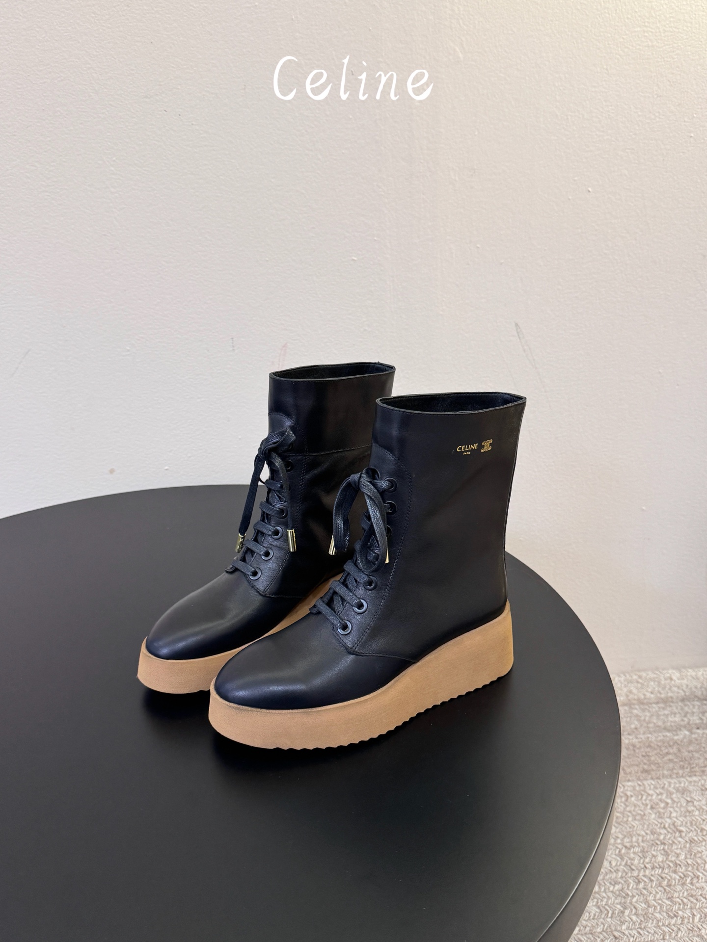 顶级品质CELINE 26最新款Austin厚底靴,秋冬鞋柜本命战靴 亮面细腻小牛皮,利落中筒靴型,复古系带设计 鞋侧金 顶级品质CELINE 26最新款Austin厚底靴,秋冬鞋柜本命战靴 亮面细腻小牛皮,利落中筒靴型,复古系带设计 鞋侧金