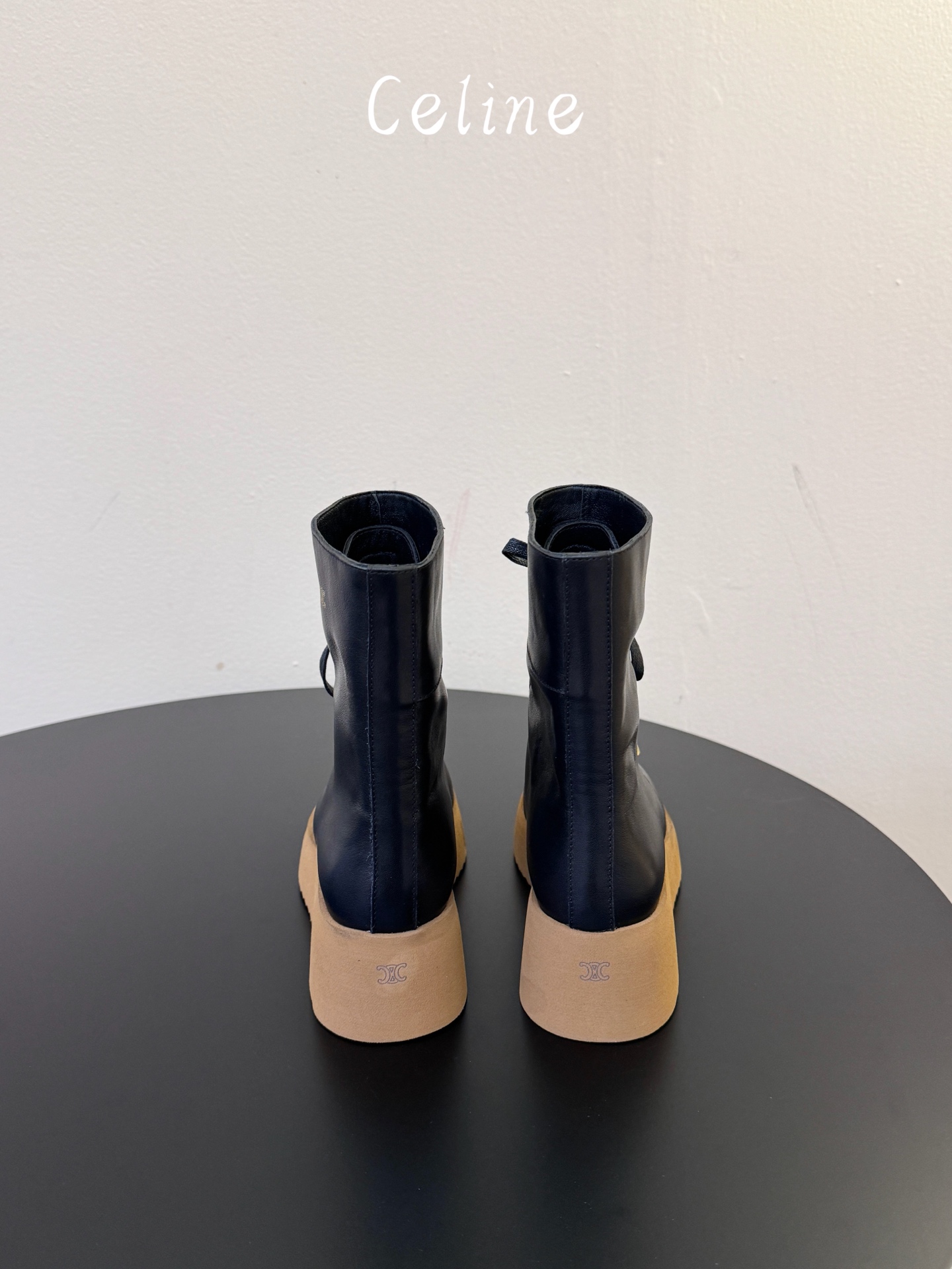 顶级品质CELINE 26最新款Austin厚底靴,秋冬鞋柜本命战靴 亮面细腻小牛皮,利落中筒靴型,复古系带设计 鞋侧金 顶级品质CELINE 26最新款Austin厚底靴,秋冬鞋柜本命战靴 亮面细腻小牛皮,利落中筒靴型,复古系带设计 鞋侧金