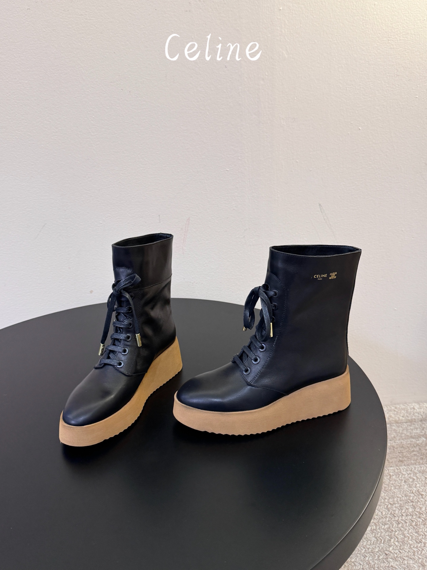 顶级品质CELINE 26最新款Austin厚底靴,秋冬鞋柜本命战靴 亮面细腻小牛皮,利落中筒靴型,复古系带设计 鞋侧金 顶级品质CELINE 26最新款Austin厚底靴,秋冬鞋柜本命战靴 亮面细腻小牛皮,利落中筒靴型,复古系带设计 鞋侧金