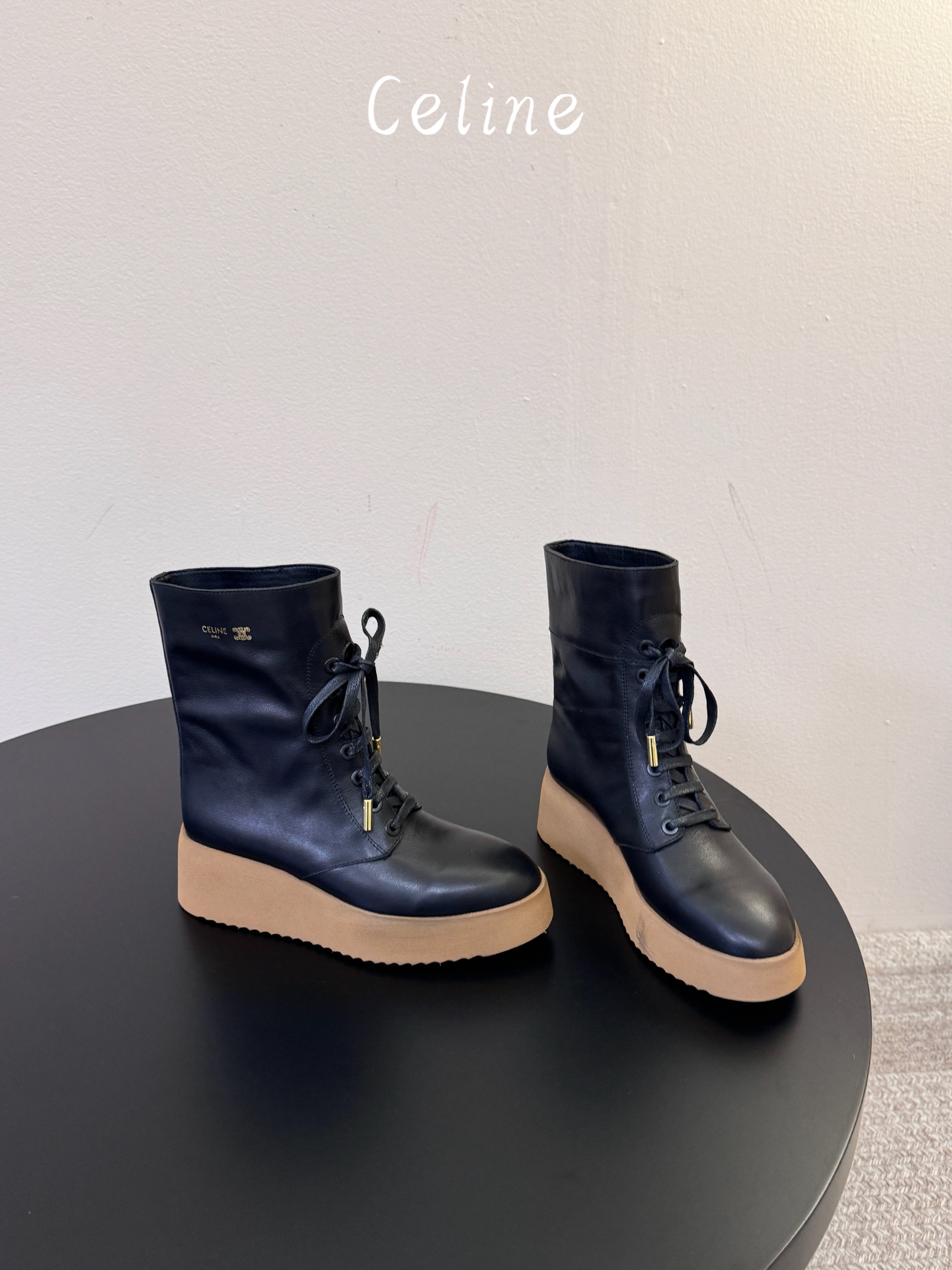 顶级品质CELINE 26最新款Austin厚底靴,秋冬鞋柜本命战靴 亮面细腻小牛皮,利落中筒靴型,复古系带设计 鞋侧金 顶级品质CELINE 26最新款Austin厚底靴,秋冬鞋柜本命战靴 亮面细腻小牛皮,利落中筒靴型,复古系带设计 鞋侧金