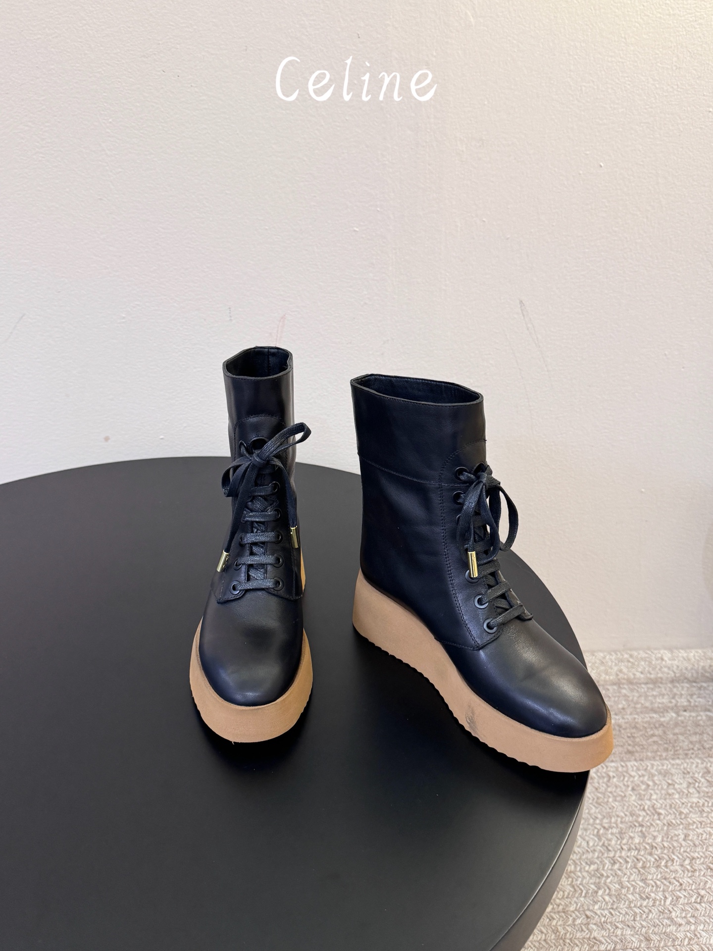 顶级品质CELINE 26最新款Austin厚底靴,秋冬鞋柜本命战靴 亮面细腻小牛皮,利落中筒靴型,复古系带设计 鞋侧金 顶级品质CELINE 26最新款Austin厚底靴,秋冬鞋柜本命战靴 亮面细腻小牛皮,利落中筒靴型,复古系带设计 鞋侧金