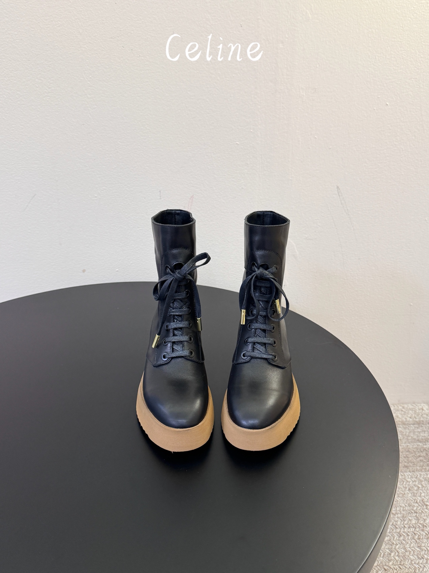 顶级品质CELINE 26最新款Austin厚底靴，秋冬鞋柜本命战靴 亮面细腻小牛皮，利落中筒靴型，复古系带设计 鞋侧金