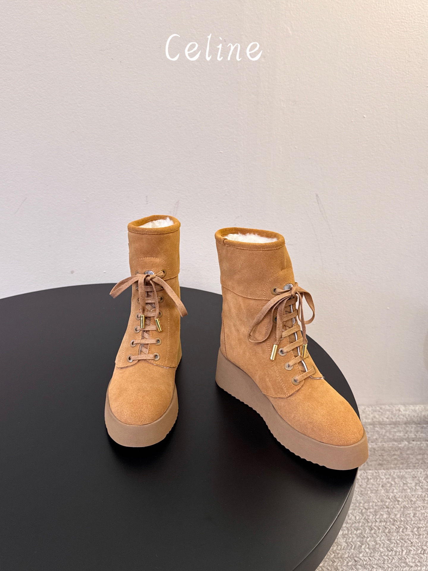 毛里 顶级品质CELINE 26最新款Austin厚底靴,秋冬鞋柜本命战靴 亮面细腻小牛皮,利落中筒靴型,复古系带设计 毛里 顶级品质CELINE 26最新款Austin厚底靴,秋冬鞋柜本命战靴 亮面细腻小牛皮,利落中筒靴型,复古系带设计