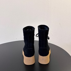 毛里 顶级品质CELINE 26最新款Austin厚底靴,秋冬鞋柜本命战靴 亮面细腻小牛皮,利落中筒靴型,复古系带设计 毛里 顶级品质CELINE 26最新款Austin厚底靴,秋冬鞋柜本命战靴 亮面细腻小牛皮,利落中筒靴型,复古系带设计