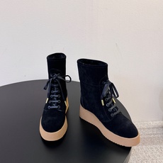 毛里 顶级品质CELINE 26最新款Austin厚底靴,秋冬鞋柜本命战靴 亮面细腻小牛皮,利落中筒靴型,复古系带设计 毛里 顶级品质CELINE 26最新款Austin厚底靴,秋冬鞋柜本命战靴 亮面细腻小牛皮,利落中筒靴型,复古系带设计