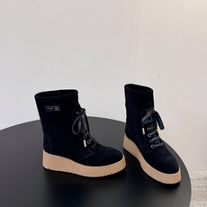 毛里 顶级品质CELINE 26最新款Austin厚底靴,秋冬鞋柜本命战靴 亮面细腻小牛皮,利落中筒靴型,复古系带设计 毛里 顶级品质CELINE 26最新款Austin厚底靴,秋冬鞋柜本命战靴 亮面细腻小牛皮,利落中筒靴型,复古系带设计