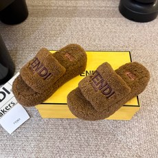 增加颜色 𝐅𝐄𝐍𝐃*芬迪厚底毛拖鞋‼️ 全新力作来袭!经典爆款的懒人拖,拥有顶级品质,乃是跑量爆款!请认准咱家 增加颜色 𝐅𝐄𝐍𝐃*芬迪厚底毛拖鞋‼️ 全新力作来袭!经典爆款的懒人拖,拥有顶级品质,乃是跑量爆款!请认准咱家