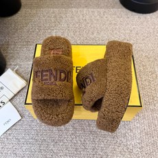 增加颜色 𝐅𝐄𝐍𝐃*芬迪厚底毛拖鞋‼️ 全新力作来袭!经典爆款的懒人拖,拥有顶级品质,乃是跑量爆款!请认准咱家 增加颜色 𝐅𝐄𝐍𝐃*芬迪厚底毛拖鞋‼️ 全新力作来袭!经典爆款的懒人拖,拥有顶级品质,乃是跑量爆款!请认准咱家