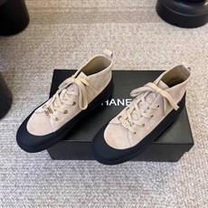 Chane新款小香风马丁靴女系带短靴真皮骑士靴百搭厚底机车靴 皮质真的敲柔软,光泽感不错看起来hin高级的感觉,而且也不 Chane新款小香风马丁靴女系带短靴真皮骑士靴百搭厚底机车靴 皮质真的敲柔软,光泽感不错看起来hin高级的感觉,而且也不