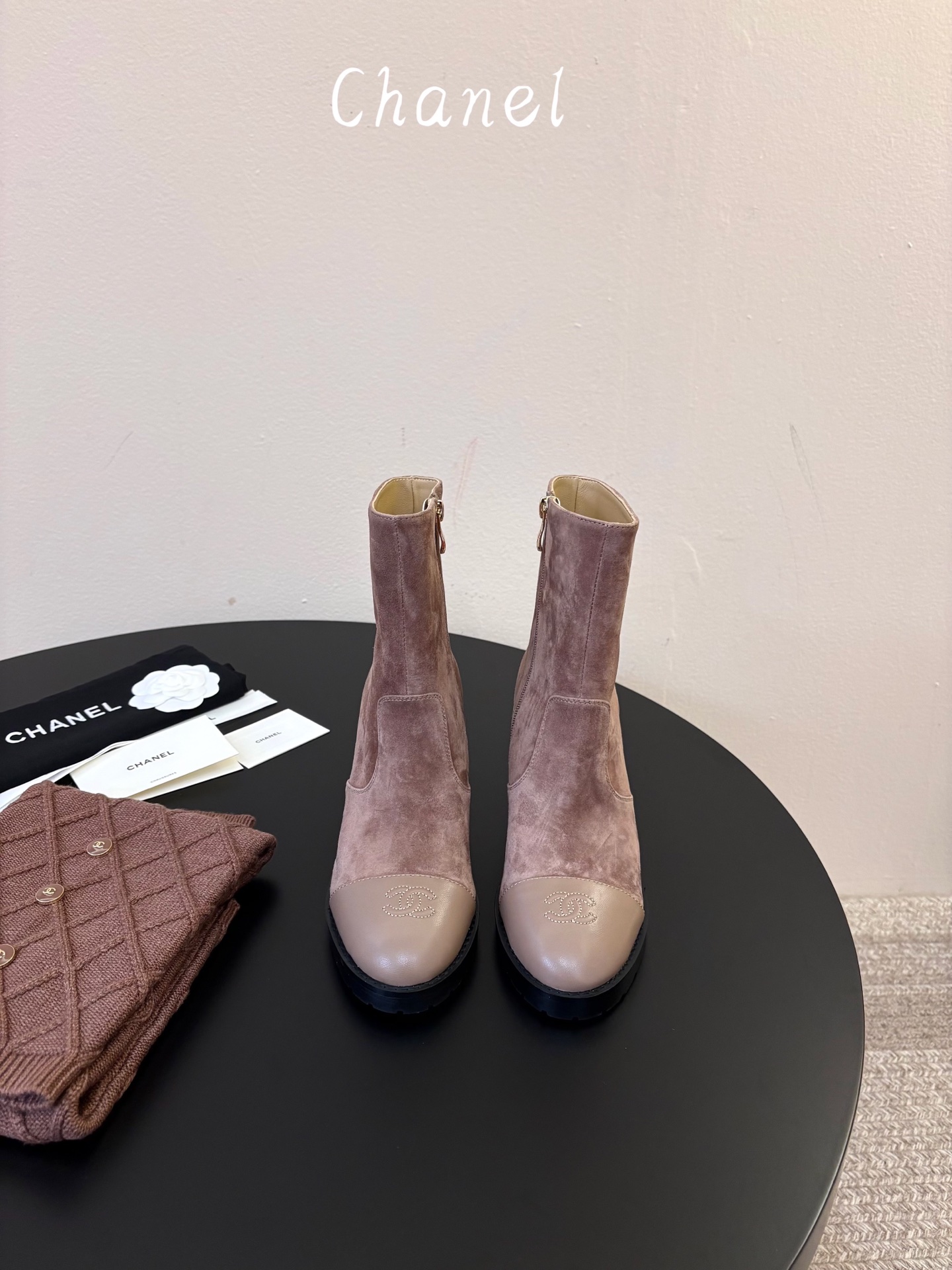 CHANE*｜小香25k秋冬新品拼色针织 裤管靴袜子靴 又到了时髦精们疯狂囤秋冬战靴的时候！ 这双靴子 绝对是你鞋柜里的