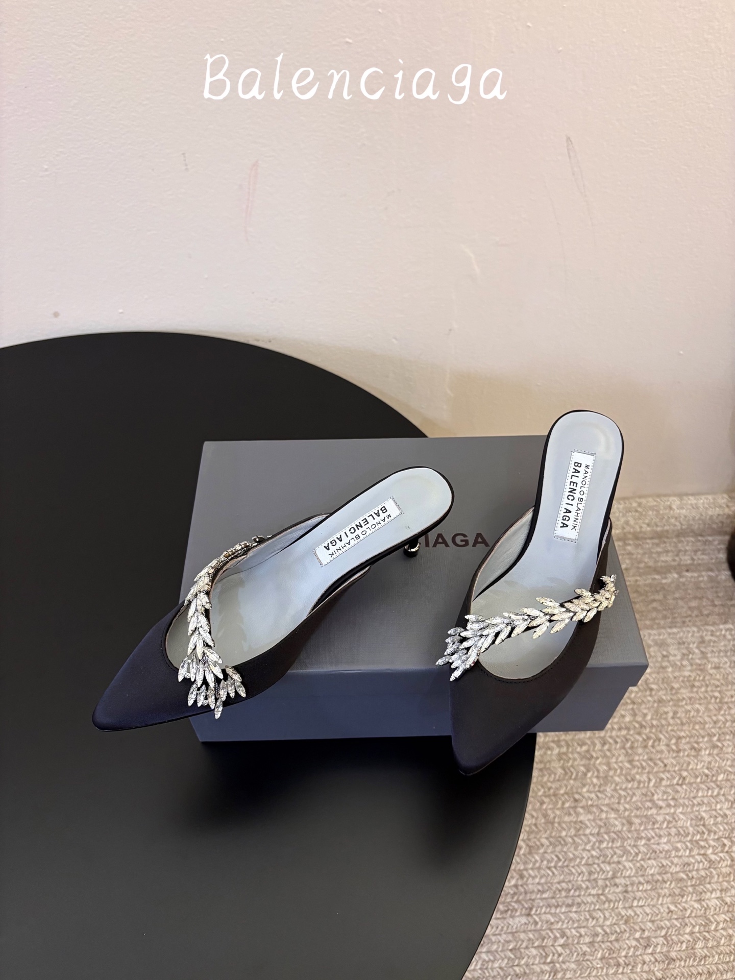 Balenciaga巴黎世家高跟凉拖 将时髦发挥到极致的 巴黎世家方头时装鞋,巴黎世家的鞋子绝对开了挂,每一双都想去入 Balenciaga巴黎世家高跟凉拖 将时髦发挥到极致的 巴黎世家方头时装鞋,巴黎世家的鞋子绝对开了挂,每一双都想去入