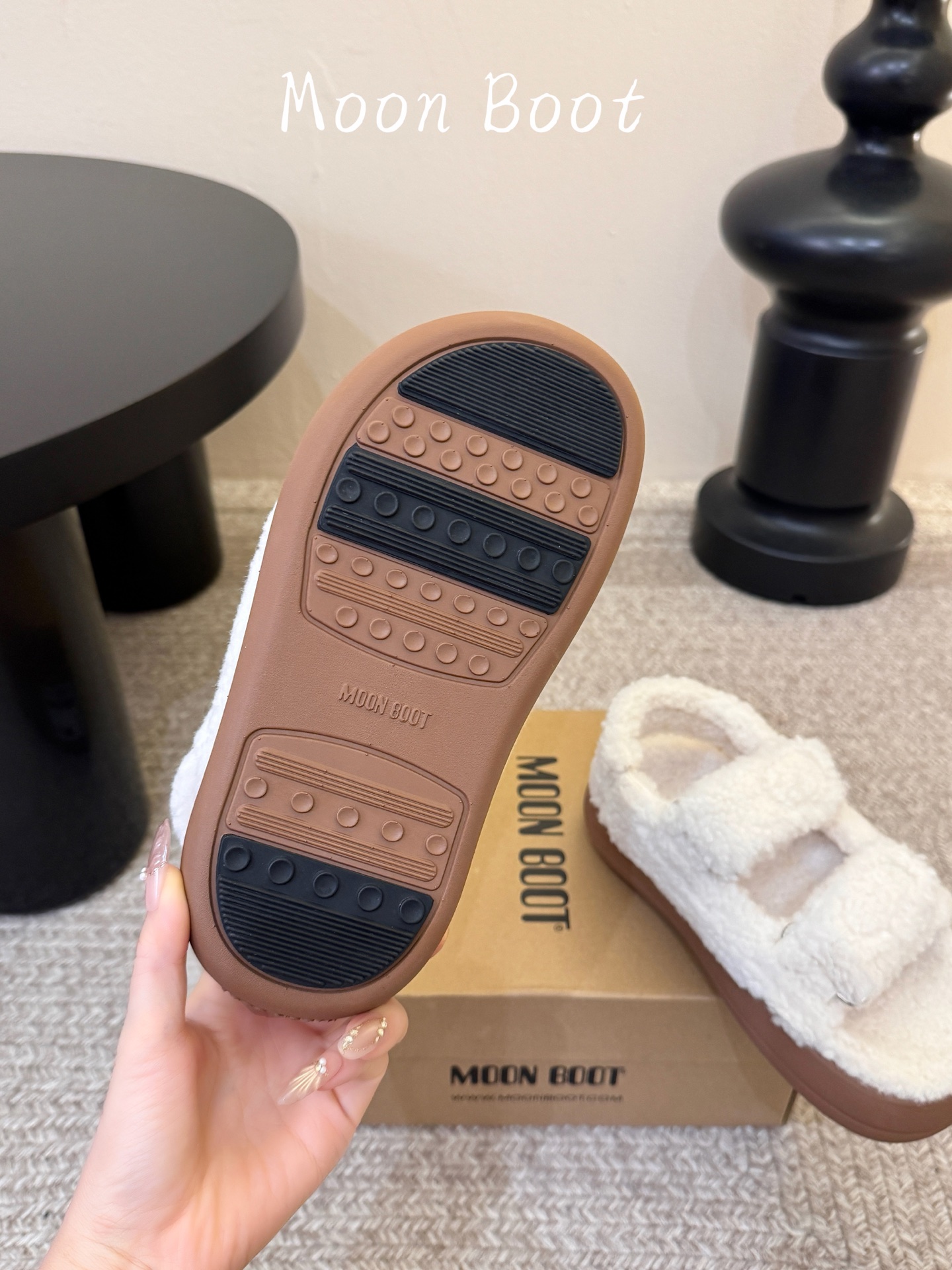 Moon Boot 26/ 拖鞋 魔术贴泰迪毛毛凉拖 秋冬必备款，羊羔毛材质软糯亲肤，上脚舒适度拉满！经典双排魔术贴设计