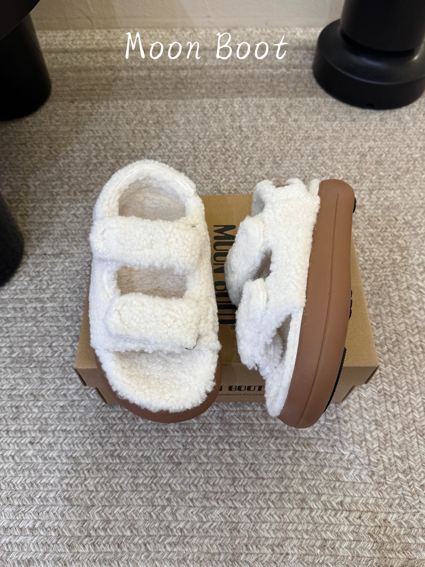 Moon Boot 26/ 拖鞋 魔术贴泰迪毛毛凉拖 秋冬必备款，羊羔毛材质软糯亲肤，上脚舒适度拉满！经典双排魔术贴设计