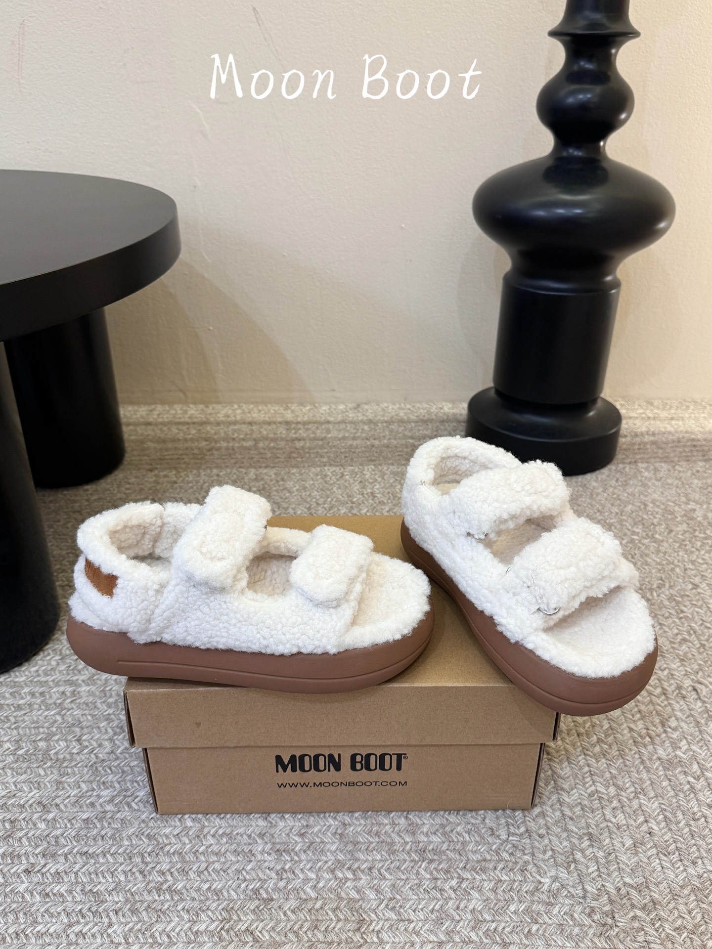 Moon Boot 26/ 拖鞋 魔术贴泰迪毛毛凉拖 秋冬必备款，羊羔毛材质软糯亲肤，上脚舒适度拉满！经典双排魔术贴设计