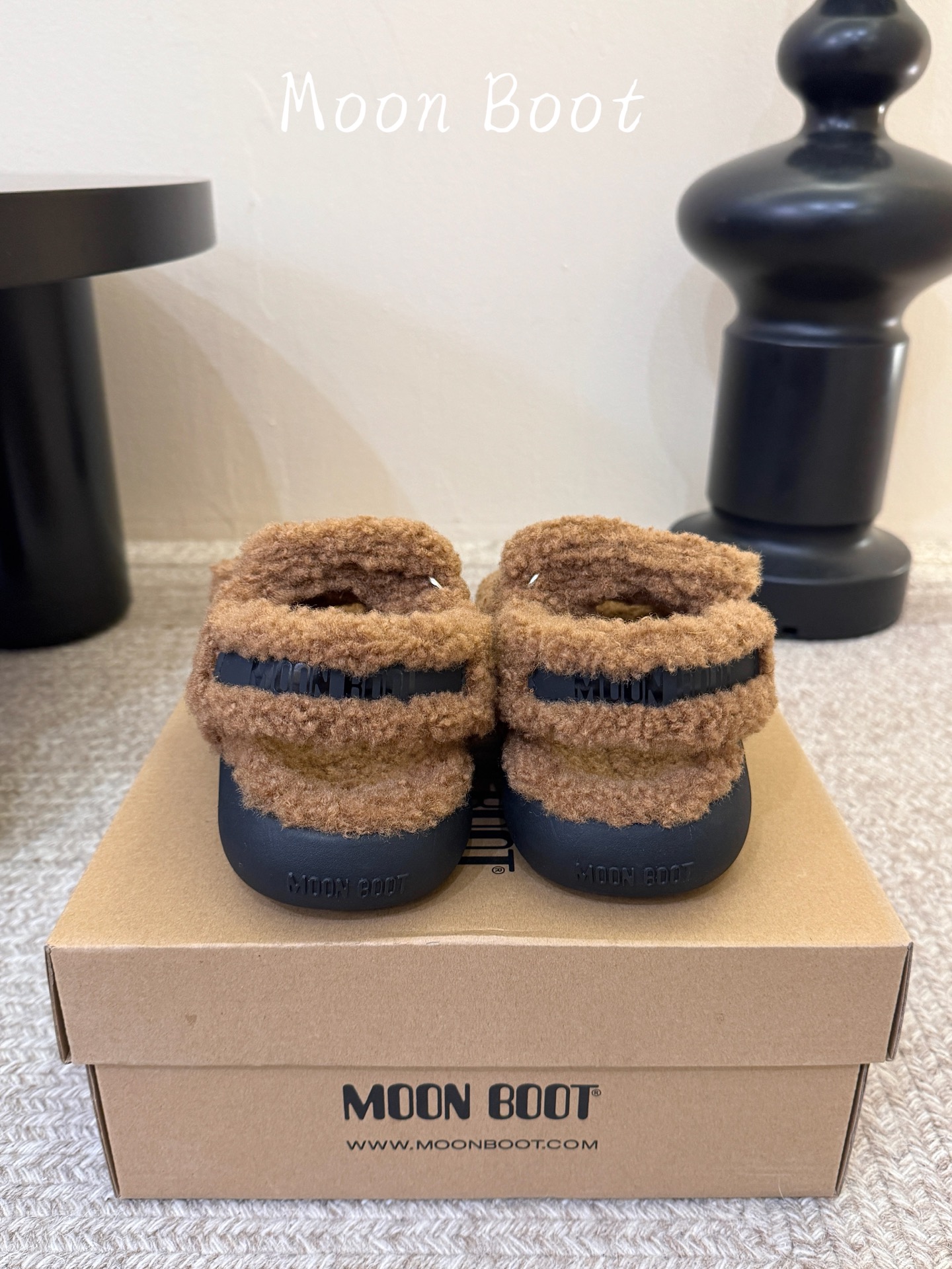 Moon Boot 26/ 拖鞋 魔术贴泰迪毛毛凉拖 秋冬必备款，羊羔毛材质软糯亲肤，上脚舒适度拉满！经典双排魔术贴设计