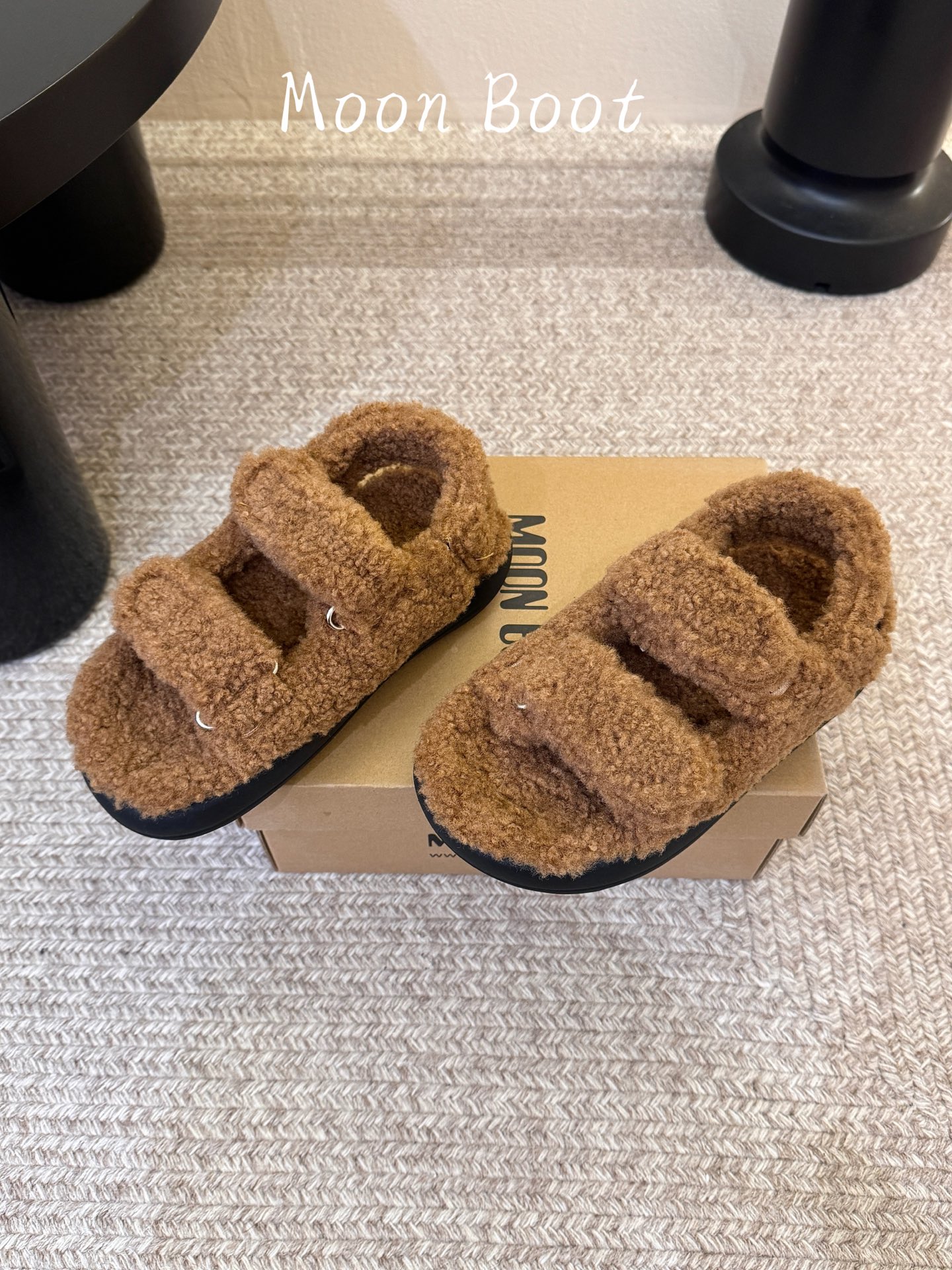 Moon Boot 26/ 拖鞋 魔术贴泰迪毛毛凉拖 秋冬必备款，羊羔毛材质软糯亲肤，上脚舒适度拉满！经典双排魔术贴设计