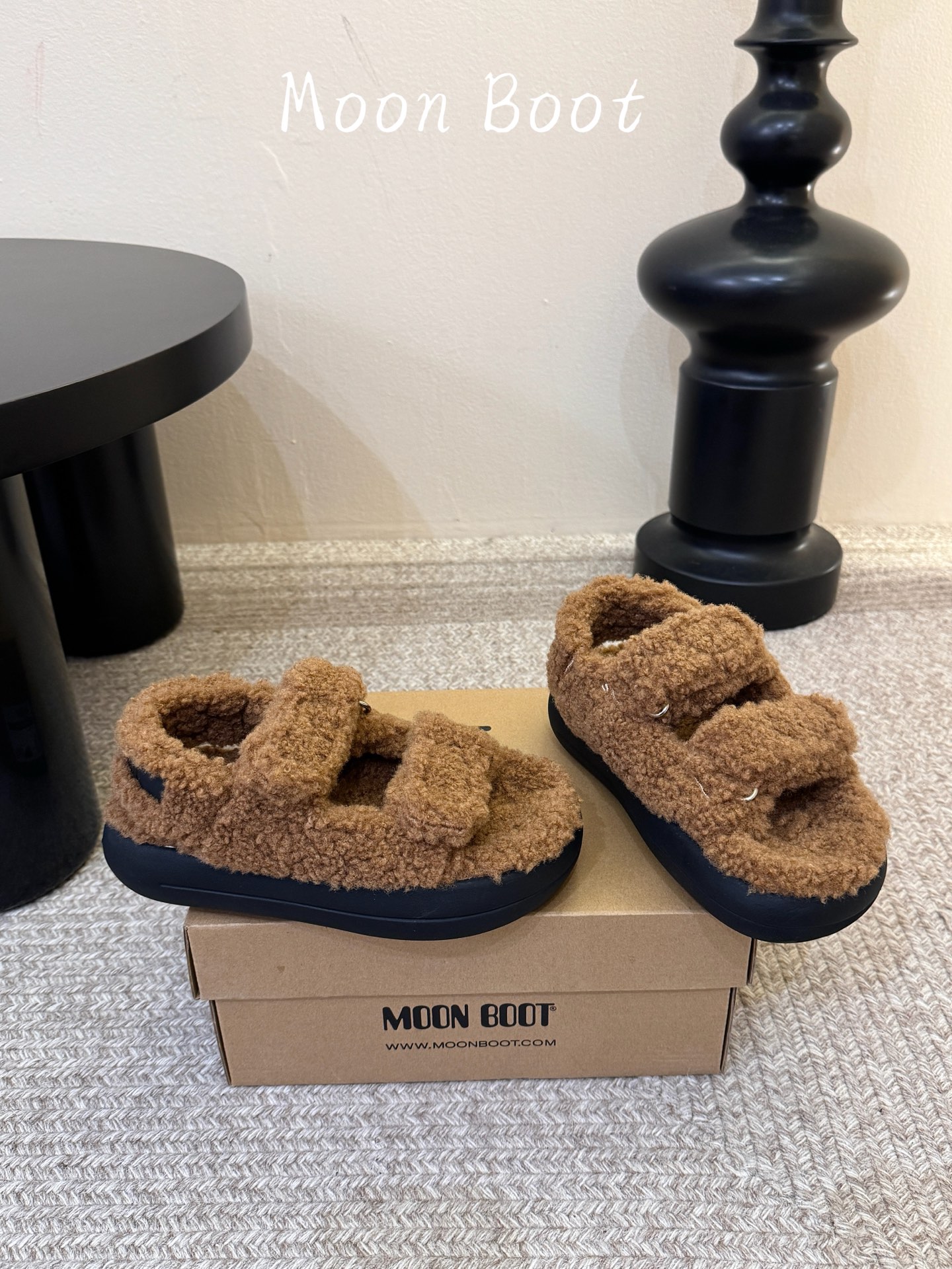 Moon Boot 26/ 拖鞋 魔术贴泰迪毛毛凉拖 秋冬必备款，羊羔毛材质软糯亲肤，上脚舒适度拉满！经典双排魔术贴设计