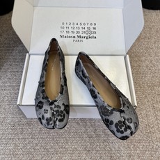 Maison Margiel* MM6 灰调豹纹分趾鞋真的太有艺术感✨ 经典tabi分趾版型,自带小众高级氛围感。灰黑晕 Maison Margiel* MM6 灰调豹纹分趾鞋真的太有艺术感✨ 经典tabi分趾版型,自带小众高级氛围感。灰黑晕
