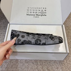 Maison Margiel* MM6 灰调豹纹分趾鞋真的太有艺术感✨ 经典tabi分趾版型,自带小众高级氛围感。灰黑晕 Maison Margiel* MM6 灰调豹纹分趾鞋真的太有艺术感✨ 经典tabi分趾版型,自带小众高级氛围感。灰黑晕