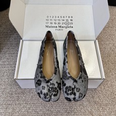 Maison Margiel* MM6 灰调豹纹分趾鞋真的太有艺术感✨ 经典tabi分趾版型,自带小众高级氛围感。灰黑晕 Maison Margiel* MM6 灰调豹纹分趾鞋真的太有艺术感✨ 经典tabi分趾版型,自带小众高级氛围感。灰黑晕