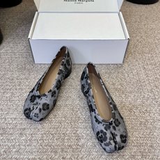 Maison Margiel* MM6 灰调豹纹分趾鞋真的太有艺术感✨ 经典tabi分趾版型,自带小众高级氛围感。灰黑晕 Maison Margiel* MM6 灰调豹纹分趾鞋真的太有艺术感✨ 经典tabi分趾版型,自带小众高级氛围感。灰黑晕