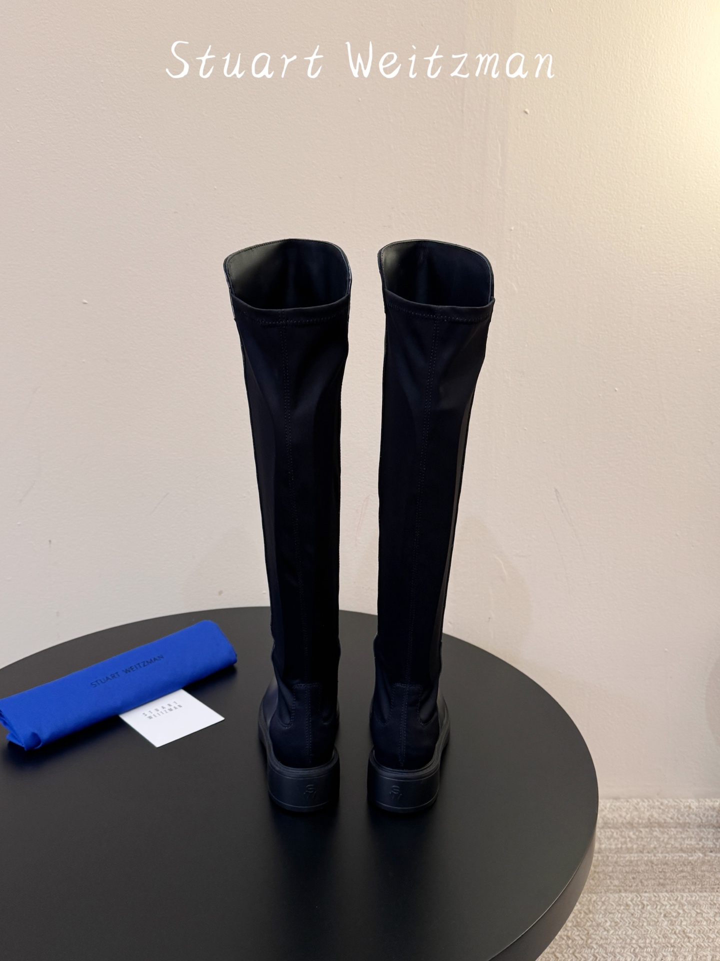 牛皮 Stuart Weitzma*SW早秋新款圆头低跟弹力高筒靴 自带清冷高级氛围感,利落靴型修饰腿线,微斜靴口设计巧 牛皮 Stuart Weitzma*SW早秋新款圆头低跟弹力高筒靴 自带清冷高级氛围感,利落靴型修饰腿线,微斜靴口设计巧