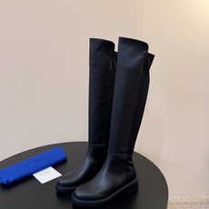 牛皮 Stuart Weitzma*SW早秋新款圆头低跟弹力高筒靴 自带清冷高级氛围感,利落靴型修饰腿线,微斜靴口设计巧 牛皮 Stuart Weitzma*SW早秋新款圆头低跟弹力高筒靴 自带清冷高级氛围感,利落靴型修饰腿线,微斜靴口设计巧
