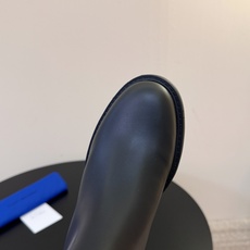 牛皮 Stuart Weitzma*SW早秋新款圆头低跟弹力高筒靴 自带清冷高级氛围感,利落靴型修饰腿线,微斜靴口设计巧 牛皮 Stuart Weitzma*SW早秋新款圆头低跟弹力高筒靴 自带清冷高级氛围感,利落靴型修饰腿线,微斜靴口设计巧