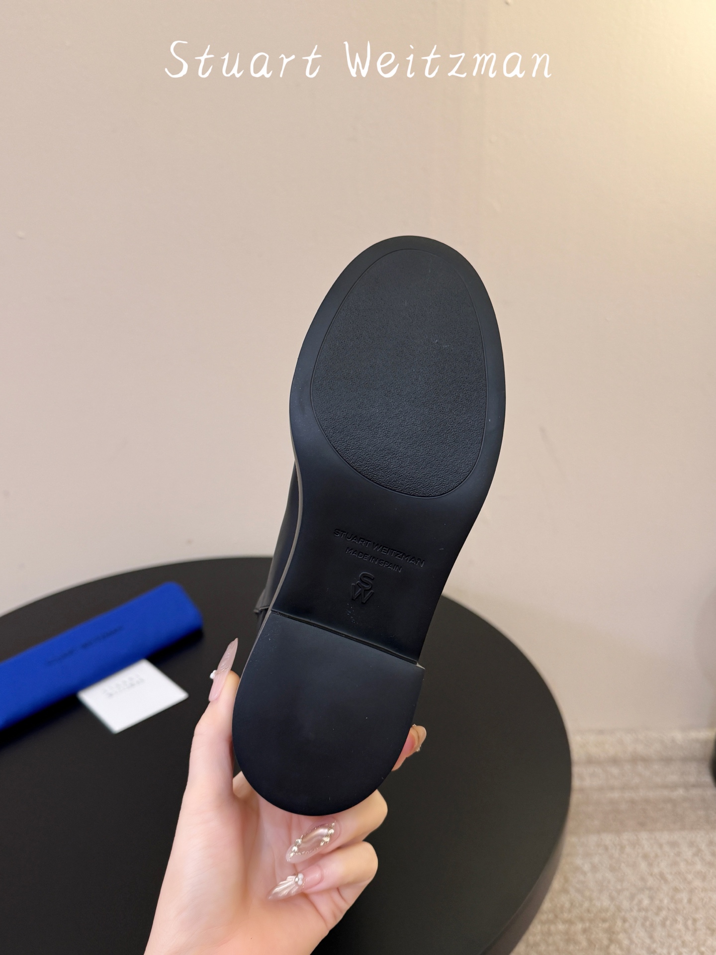 牛皮 Stuart Weitzma*SW早秋新款圆头低跟弹力高筒靴 自带清冷高级氛围感,利落靴型修饰腿线,微斜靴口设计巧 牛皮 Stuart Weitzma*SW早秋新款圆头低跟弹力高筒靴 自带清冷高级氛围感,利落靴型修饰腿线,微斜靴口设计巧