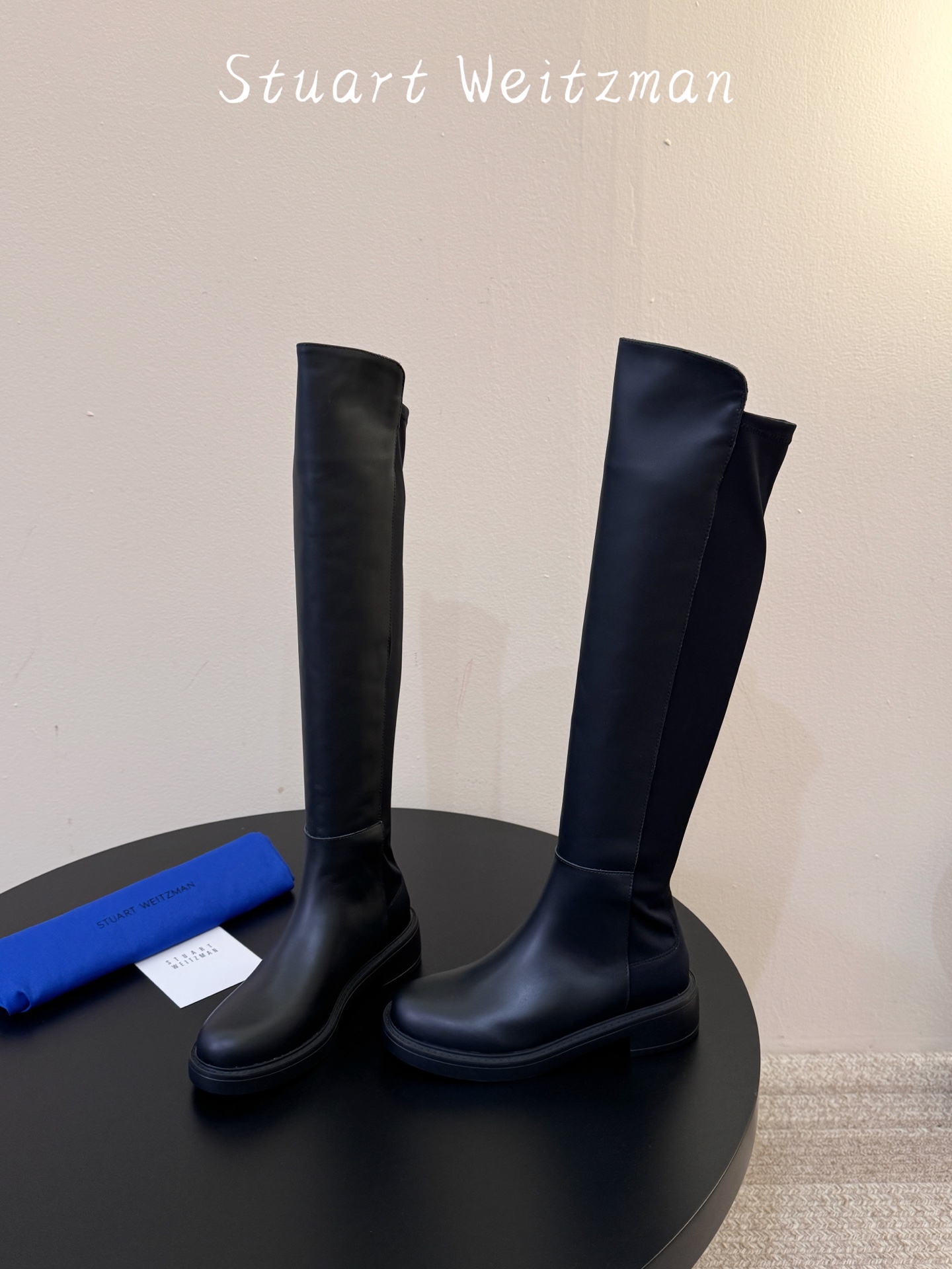牛皮 Stuart Weitzma*SW早秋新款圆头低跟弹力高筒靴 自带清冷高级氛围感,利落靴型修饰腿线,微斜靴口设计巧 牛皮 Stuart Weitzma*SW早秋新款圆头低跟弹力高筒靴 自带清冷高级氛围感,利落靴型修饰腿线,微斜靴口设计巧