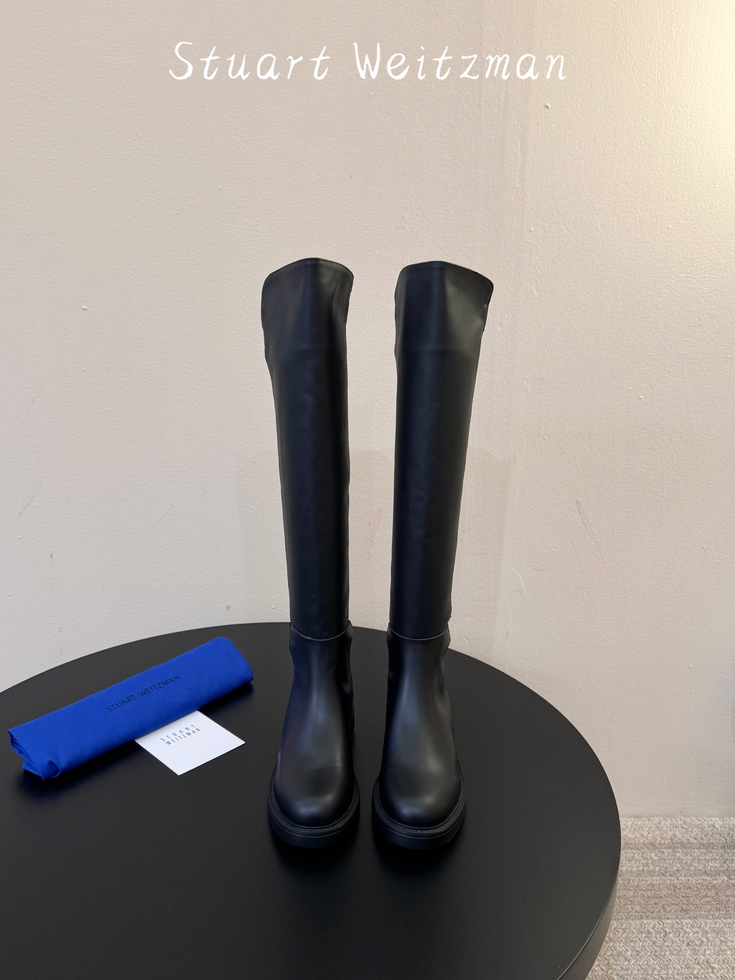 牛皮 Stuart Weitzma*SW早秋新款圆头低跟弹力高筒靴 自带清冷高级氛围感，利落靴型修饰腿线，微斜靴口设计巧
