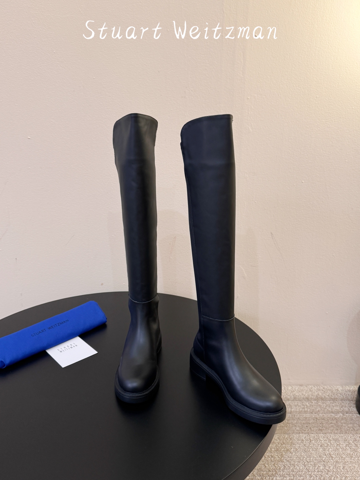 牛皮 Stuart Weitzma*SW早秋新款圆头低跟弹力高筒靴 自带清冷高级氛围感,利落靴型修饰腿线,微斜靴口设计巧 牛皮 Stuart Weitzma*SW早秋新款圆头低跟弹力高筒靴 自带清冷高级氛围感,利落靴型修饰腿线,微斜靴口设计巧
