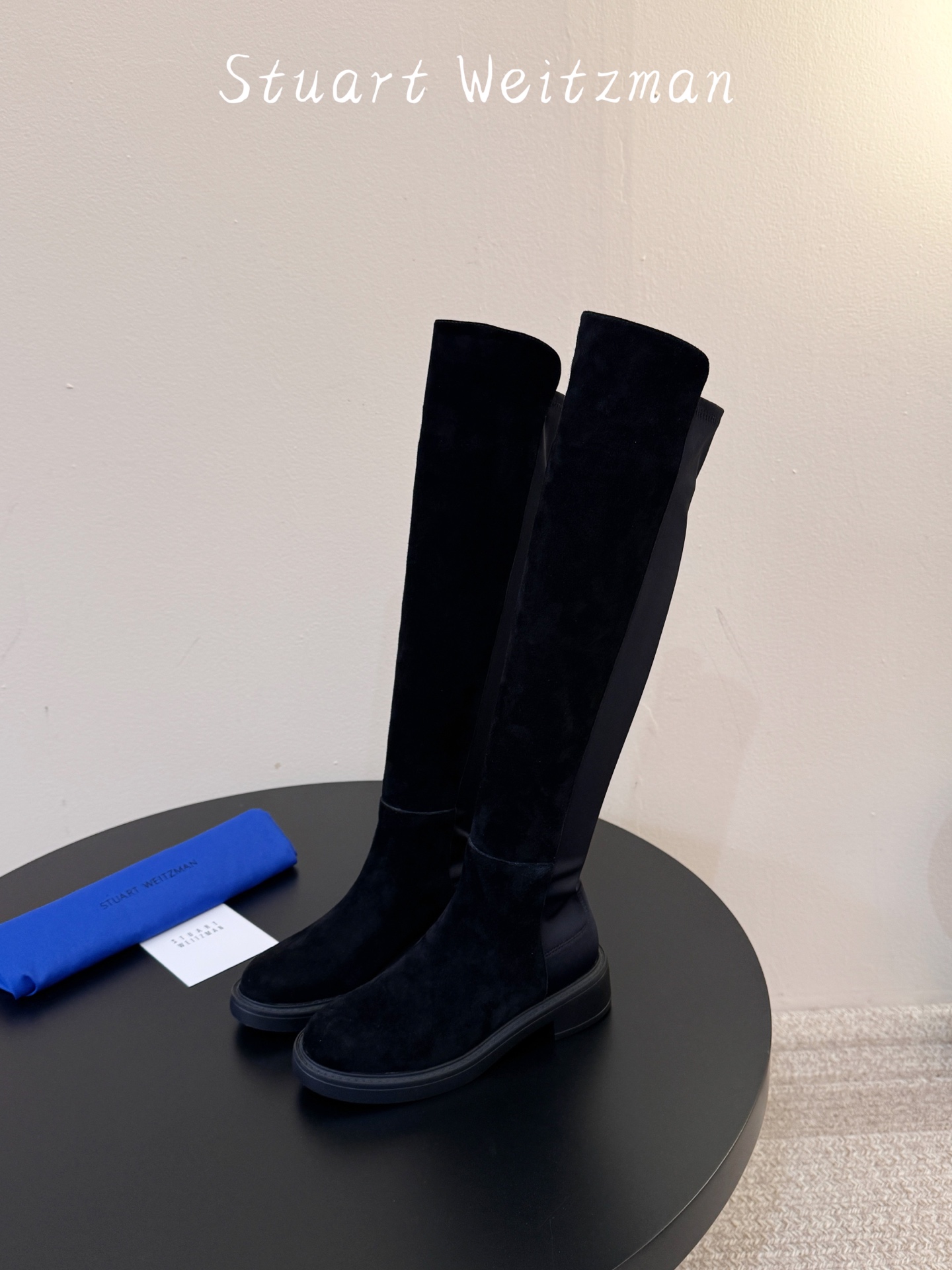 羊京 Stuart Weitzma*SW早秋新款圆头低跟弹力高筒靴 自带清冷高级氛围感,利落靴型修饰腿线,微斜靴口设计巧 羊京 Stuart Weitzma*SW早秋新款圆头低跟弹力高筒靴 自带清冷高级氛围感,利落靴型修饰腿线,微斜靴口设计巧