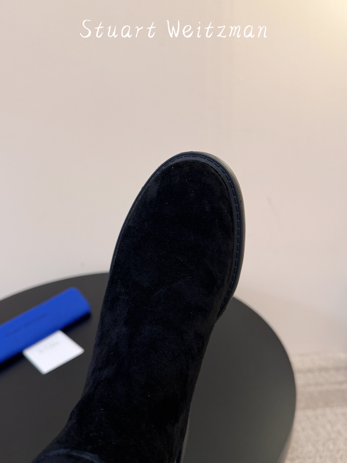羊京 Stuart Weitzma*SW早秋新款圆头低跟弹力高筒靴 自带清冷高级氛围感,利落靴型修饰腿线,微斜靴口设计巧 羊京 Stuart Weitzma*SW早秋新款圆头低跟弹力高筒靴 自带清冷高级氛围感,利落靴型修饰腿线,微斜靴口设计巧