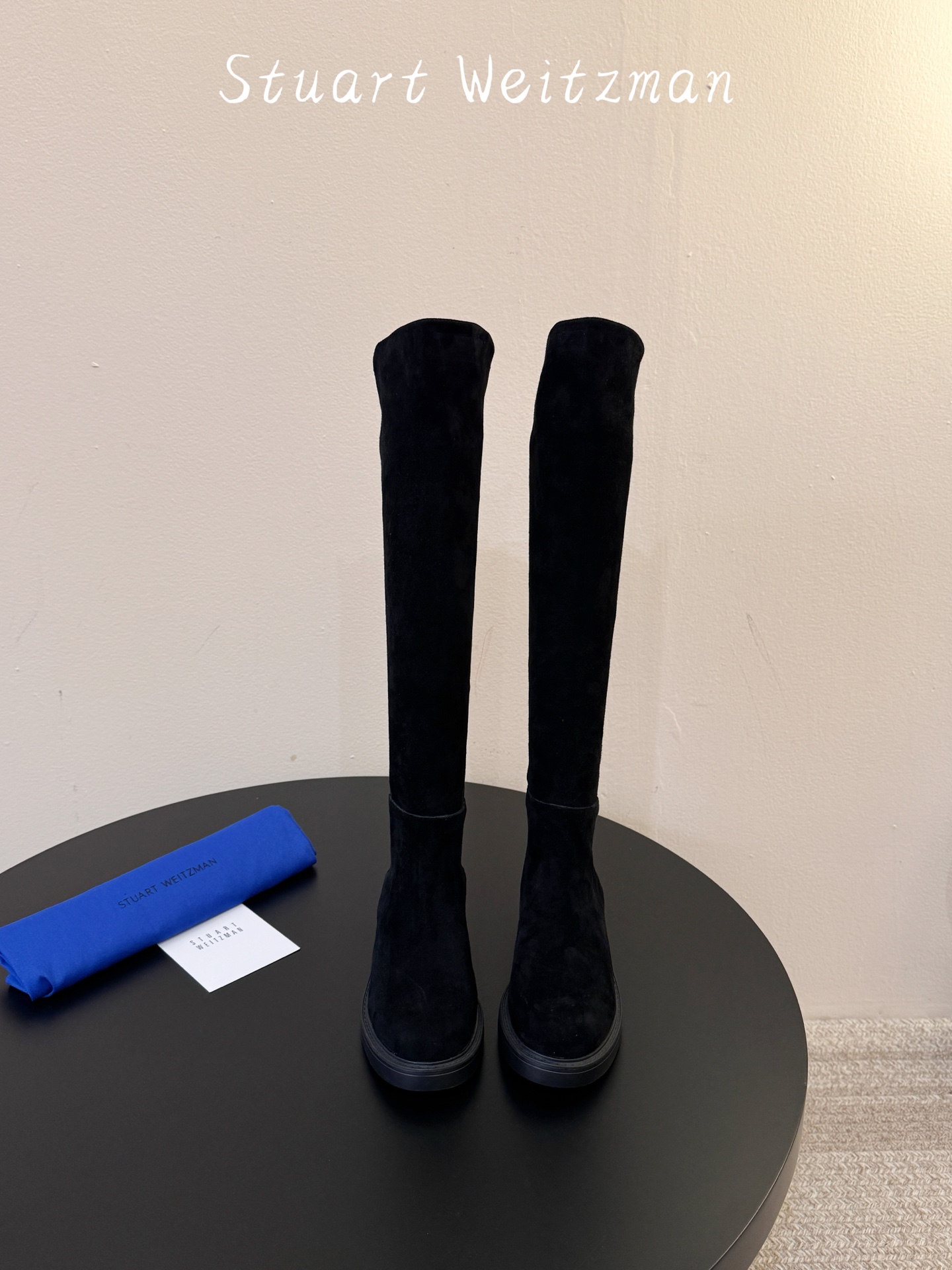 羊京 Stuart Weitzma*SW早秋新款圆头低跟弹力高筒靴 自带清冷高级氛围感，利落靴型修饰腿线，微斜靴口设计巧