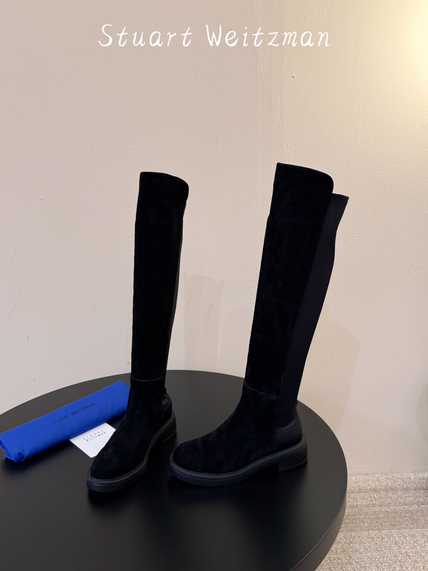 羊京 Stuart Weitzma*SW早秋新款圆头低跟弹力高筒靴 自带清冷高级氛围感,利落靴型修饰腿线,微斜靴口设计巧 羊京 Stuart Weitzma*SW早秋新款圆头低跟弹力高筒靴 自带清冷高级氛围感,利落靴型修饰腿线,微斜靴口设计巧