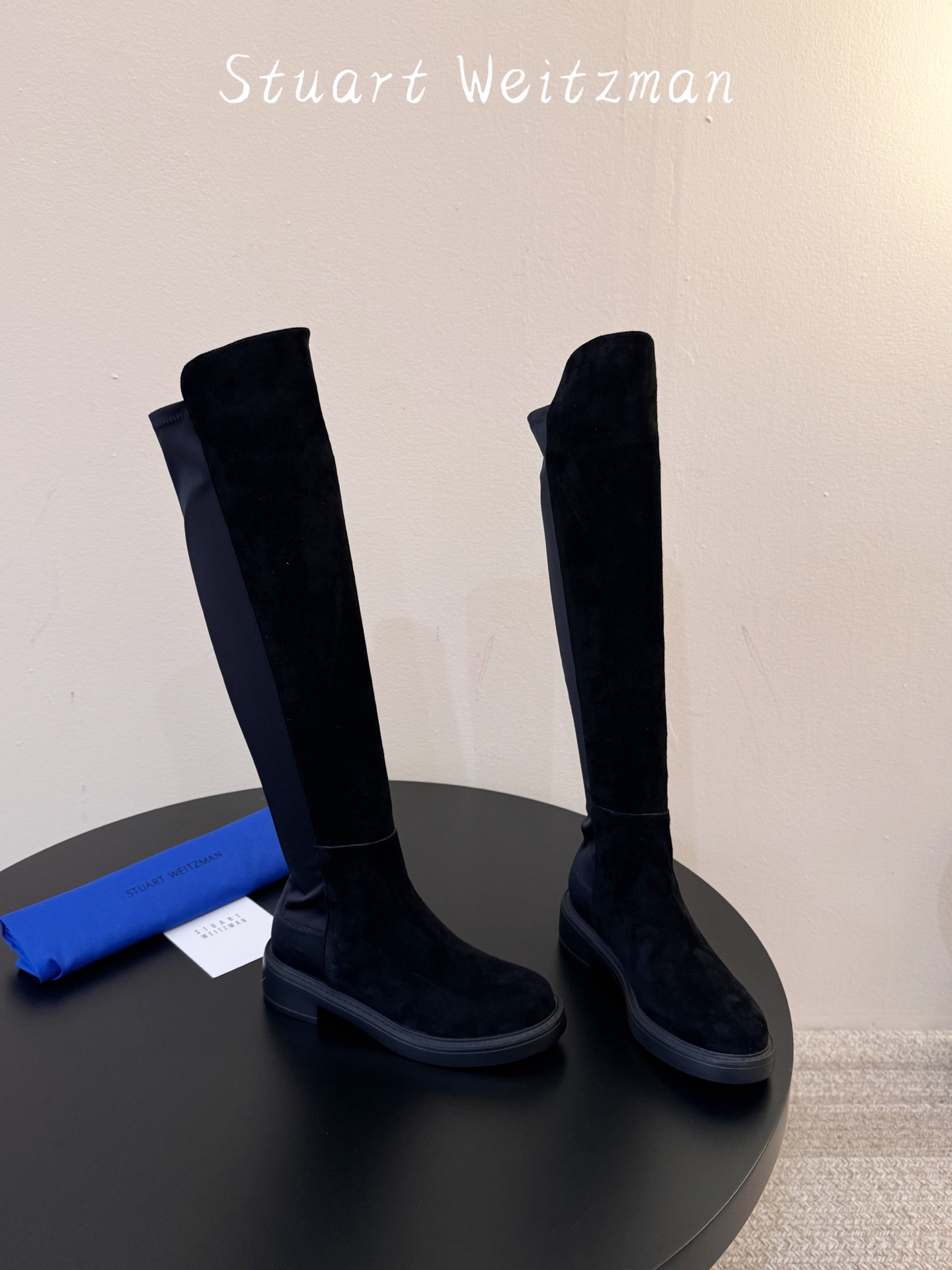 羊京 Stuart Weitzma*SW早秋新款圆头低跟弹力高筒靴 自带清冷高级氛围感,利落靴型修饰腿线,微斜靴口设计巧 羊京 Stuart Weitzma*SW早秋新款圆头低跟弹力高筒靴 自带清冷高级氛围感,利落靴型修饰腿线,微斜靴口设计巧