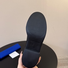 羊京 Stuart Weitzma*SW早秋新款圆头低跟弹力高筒靴 自带清冷高级氛围感,利落靴型修饰腿线,微斜靴口设计巧 羊京 Stuart Weitzma*SW早秋新款圆头低跟弹力高筒靴 自带清冷高级氛围感,利落靴型修饰腿线,微斜靴口设计巧