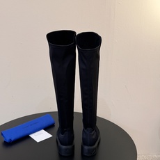 羊京 Stuart Weitzma*SW早秋新款圆头低跟弹力高筒靴 自带清冷高级氛围感,利落靴型修饰腿线,微斜靴口设计巧 羊京 Stuart Weitzma*SW早秋新款圆头低跟弹力高筒靴 自带清冷高级氛围感,利落靴型修饰腿线,微斜靴口设计巧