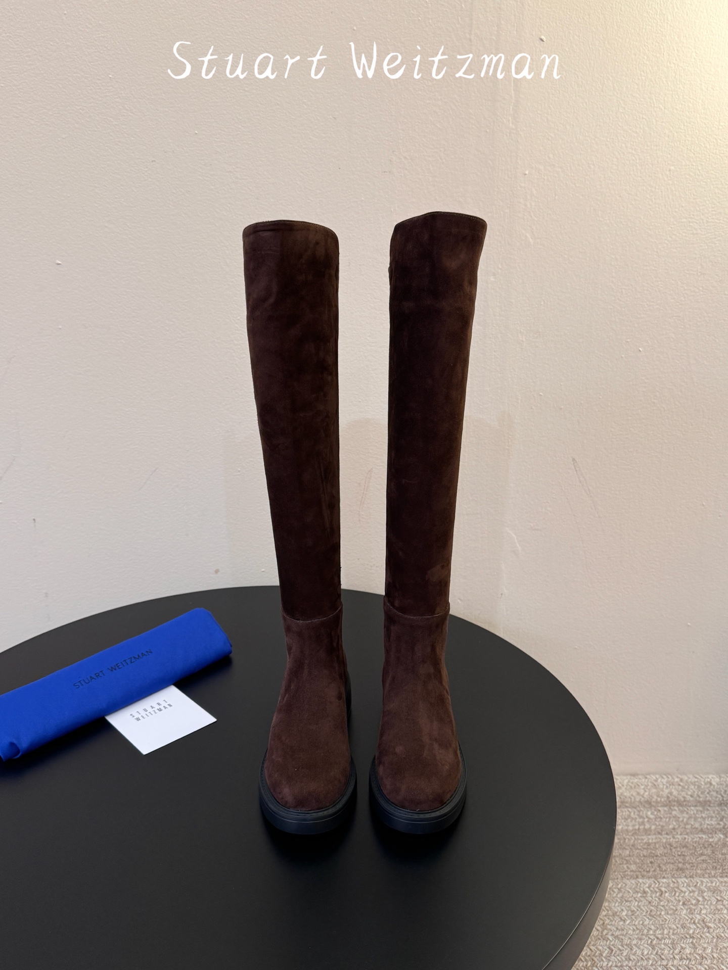羊京 Stuart Weitzma*SW早秋新款圆头低跟弹力高筒靴 自带清冷高级氛围感，利落靴型修饰腿线，微斜靴口设计巧