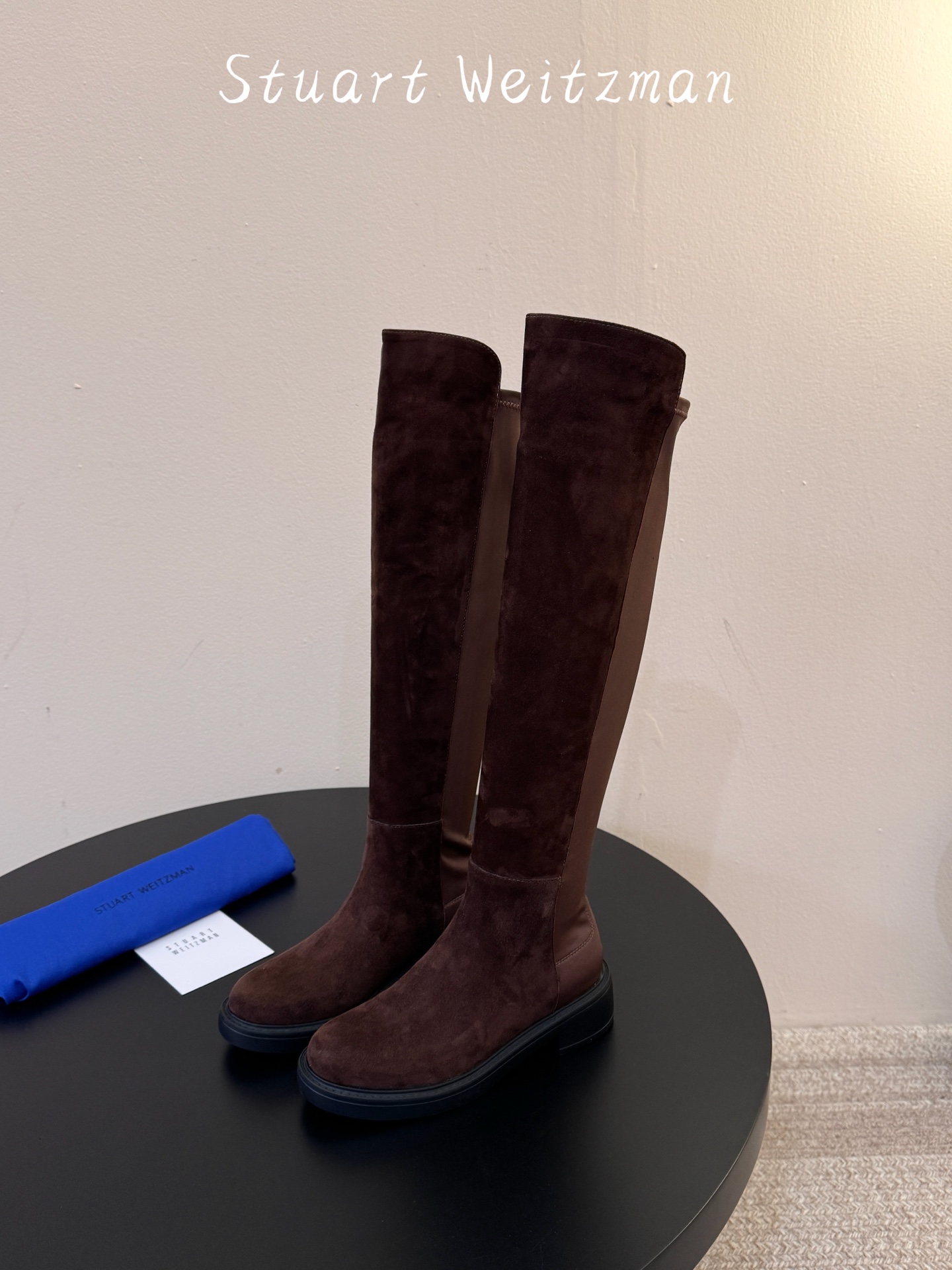 羊京 Stuart Weitzma*SW早秋新款圆头低跟弹力高筒靴 自带清冷高级氛围感,利落靴型修饰腿线,微斜靴口设计巧 羊京 Stuart Weitzma*SW早秋新款圆头低跟弹力高筒靴 自带清冷高级氛围感,利落靴型修饰腿线,微斜靴口设计巧