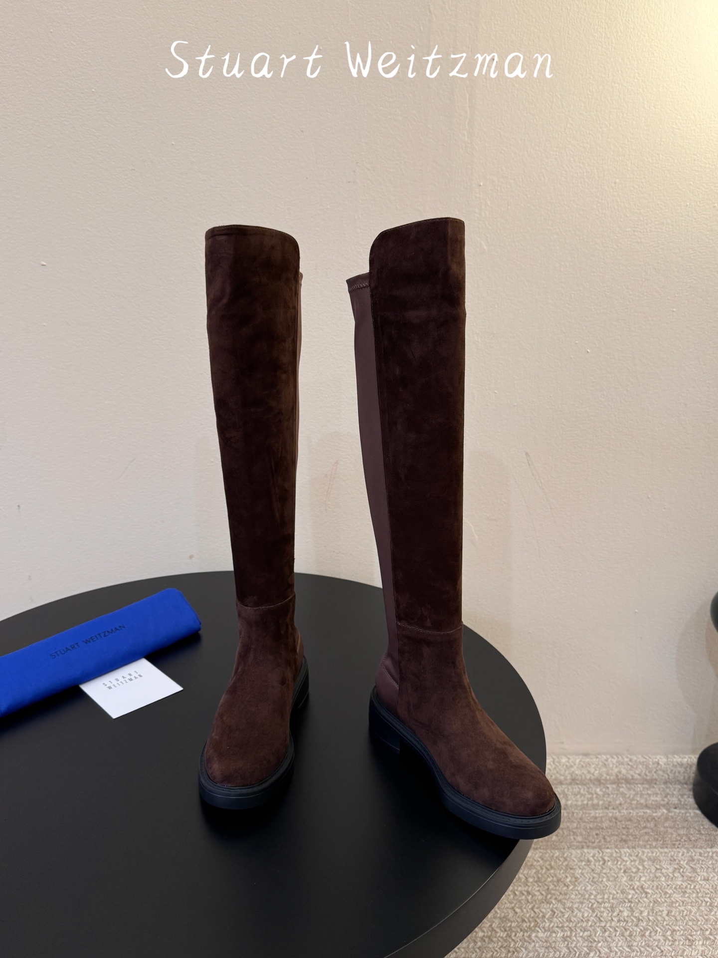 羊京 Stuart Weitzma*SW早秋新款圆头低跟弹力高筒靴 自带清冷高级氛围感,利落靴型修饰腿线,微斜靴口设计巧 羊京 Stuart Weitzma*SW早秋新款圆头低跟弹力高筒靴 自带清冷高级氛围感,利落靴型修饰腿线,微斜靴口设计巧