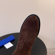 羊京 Stuart Weitzma*SW早秋新款圆头低跟弹力高筒靴 自带清冷高级氛围感,利落靴型修饰腿线,微斜靴口设计巧 羊京 Stuart Weitzma*SW早秋新款圆头低跟弹力高筒靴 自带清冷高级氛围感,利落靴型修饰腿线,微斜靴口设计巧