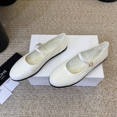 CELIN* 一双过分美丽的玛丽珍鞋 穿脱很方便,柔软的牛皮面料加分时髦度,我要通过这款鞋消除漆皮在大家心里偏硬磨脚的 CELIN* 一双过分美丽的玛丽珍鞋 穿脱很方便,柔软的牛皮面料加分时髦度,我要通过这款鞋消除漆皮在大家心里偏硬磨脚的