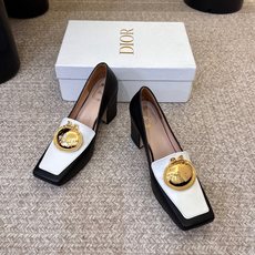 Dio* 春夏新款Dior方头平底乐福鞋 这款 My Dior 露跟高跟鞋是2025春夏成衣系列新品,精致优雅。采用牛皮 Dio* 春夏新款Dior方头平底乐福鞋 这款 My Dior 露跟高跟鞋是2025春夏成衣系列新品,精致优雅。采用牛皮