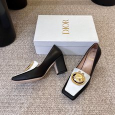 Dio* 春夏新款Dior方头平底乐福鞋 这款 My Dior 露跟高跟鞋是2025春夏成衣系列新品,精致优雅。采用牛皮 Dio* 春夏新款Dior方头平底乐福鞋 这款 My Dior 露跟高跟鞋是2025春夏成衣系列新品,精致优雅。采用牛皮
