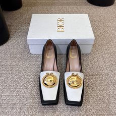 Dio* 春夏新款Dior方头平底乐福鞋 这款 My Dior 露跟高跟鞋是2025春夏成衣系列新品,精致优雅。采用牛皮 Dio* 春夏新款Dior方头平底乐福鞋 这款 My Dior 露跟高跟鞋是2025春夏成衣系列新品,精致优雅。采用牛皮
