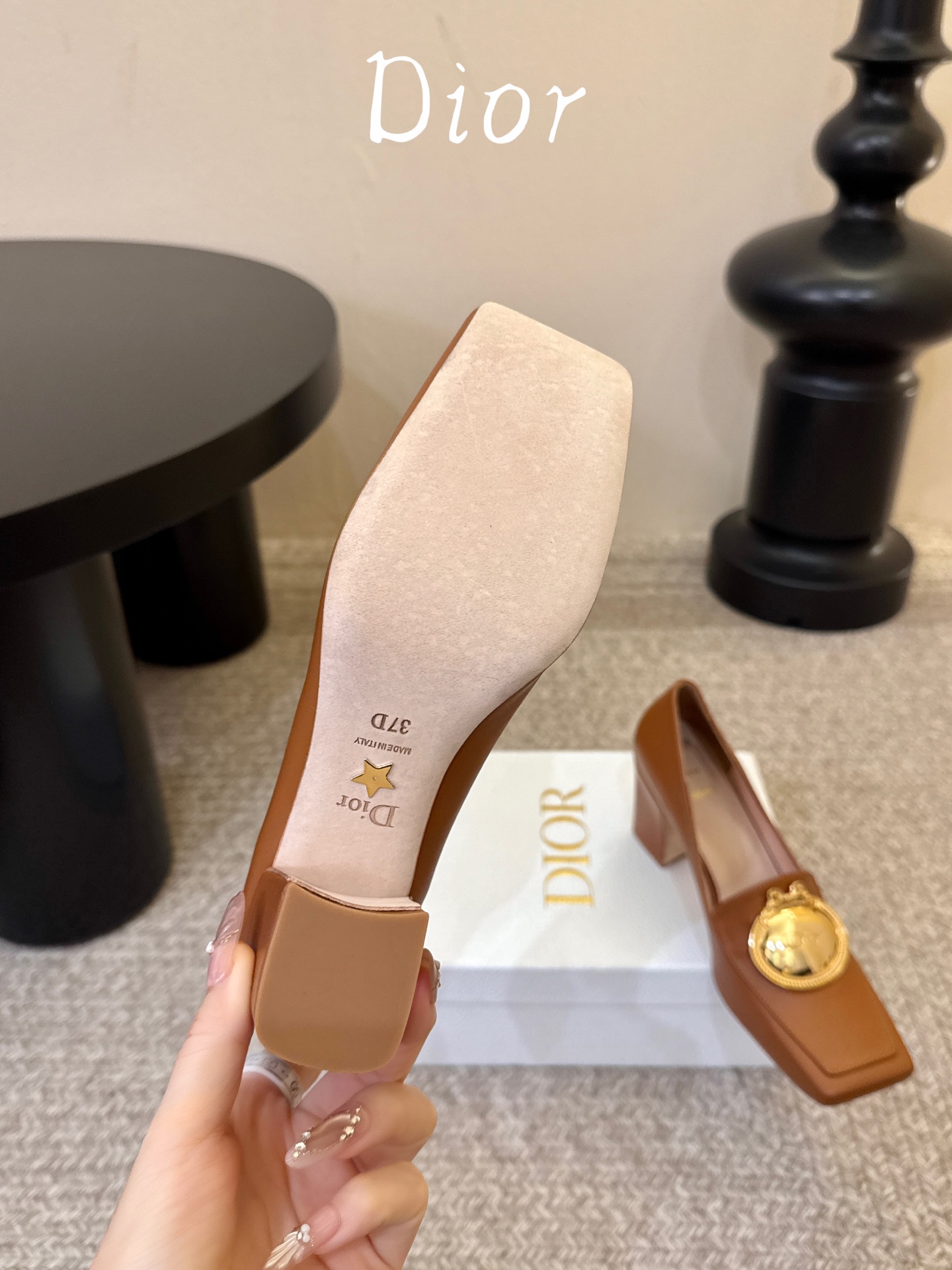 Dio* 春夏新款Dior方头平底乐福鞋 这款 My Dior 露跟高跟鞋是2025春夏成衣系列新品,精致优雅。采用牛皮 Dio* 春夏新款Dior方头平底乐福鞋 这款 My Dior 露跟高跟鞋是2025春夏成衣系列新品,精致优雅。采用牛皮