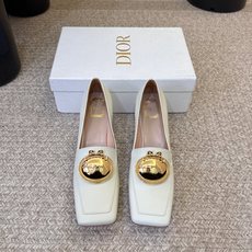 Dio* 春夏新款Dior方头平底乐福鞋 这款 My Dior 露跟高跟鞋是2025春夏成衣系列新品,精致优雅。采用牛皮 Dio* 春夏新款Dior方头平底乐福鞋 这款 My Dior 露跟高跟鞋是2025春夏成衣系列新品,精致优雅。采用牛皮