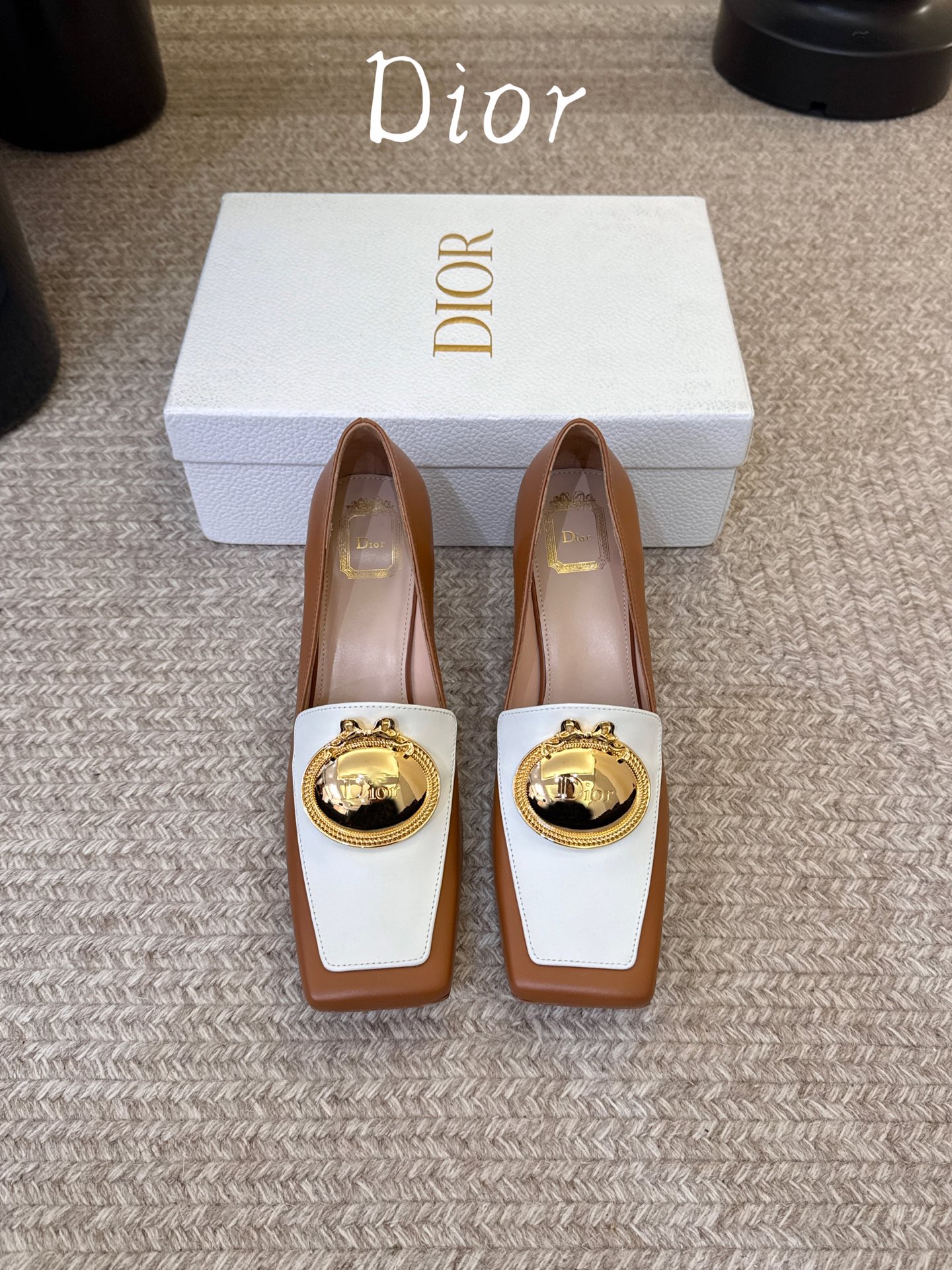 Dio* 春夏新款Dior方头平底乐福鞋 这款 My Dior 露跟高跟鞋是2025春夏成衣系列新品,精致优雅。采用牛皮 Dio* 春夏新款Dior方头平底乐福鞋 这款 My Dior 露跟高跟鞋是2025春夏成衣系列新品,精致优雅。采用牛皮